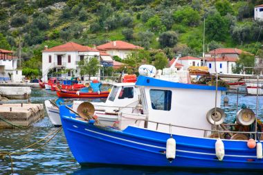 Balıkçı tekneleri ağlar geleneksel balıkçı köyü ile üzerinde 