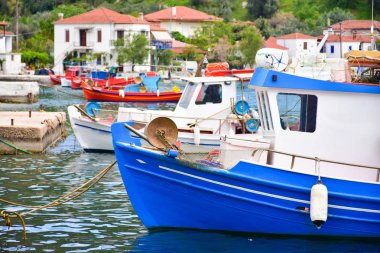 Balıkçı tekneleri ağlar geleneksel balıkçı köyü ile üzerinde 