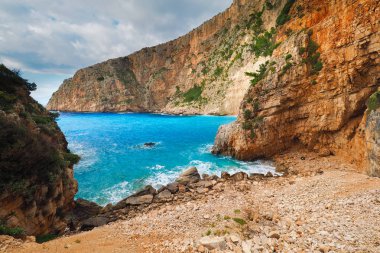 Zakynthos Yunanistan Beach'te ikonik mavi suları ve yaz gökyüzü ile