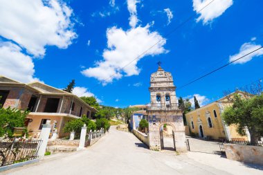 Eski çan kulesinde Zak Adası üzerinde geleneksel Rum köyü