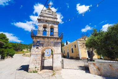 Eski çan kulesinde Zak Adası üzerinde geleneksel Rum köyü