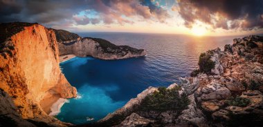 Gün batımında Navagio Bay Zakynthos Yunanistan. Üzerinden panoramik görünüm 