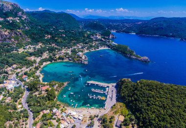 Paleokastrita bay ve clifs olarak görüldü dan berrak mavi suları ile