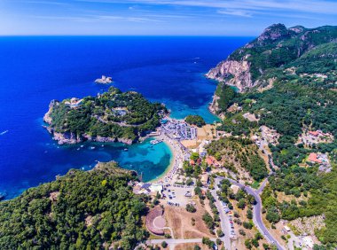 Paleokastrita bay ve clifs olarak görüldü dan berrak mavi suları ile