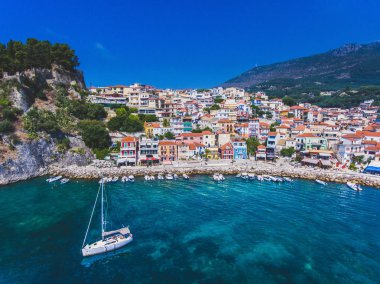 Parga Köyü eski limanda yelken tekne ile