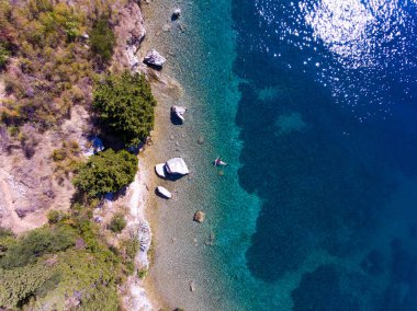 Yüzen ve güzel ethereal doğal olarak yüzme genç kadın 