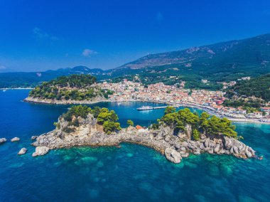 Parga ve Panagia Adası havadan görünümü. Önemli turizm destinat