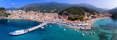 Parga dron üzerinden hava panorama. Eski köy ve liman panora
