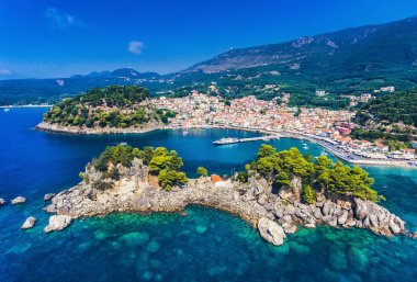 Parga ve Panagia Adası havadan görünümü. Önemli turizm destinat