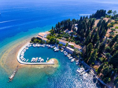 Eski Limanı ve balıkçı köyü Kouloura. Corfu (Korfu) Isl