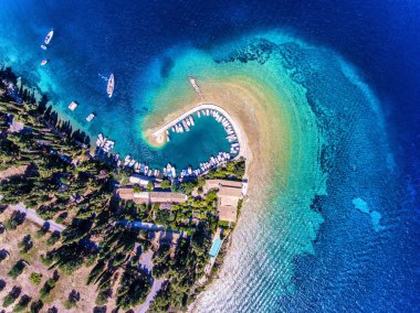Eski Limanı ve balıkçı köyü Kouloura. Corfu (Korfu) Isl