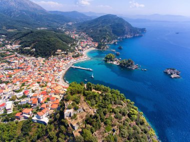 Parga Kalesi ve eski köy yukarıda da görüleceği. Epirus bölgesi, Gre