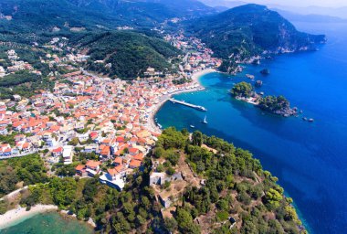 Parga Kalesi ve eski köy yukarıda da görüleceği. Epirus bölgesi, Gre