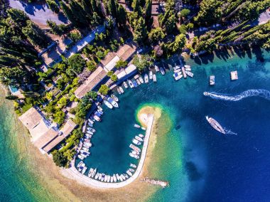 Kouloura eski balıkçı köyü ve Plajı. Corfu (Korfu) Adası, 