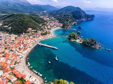 Parga, Panagia Adası ve eski köy yukarıda da görüleceği. Epirus yeniden