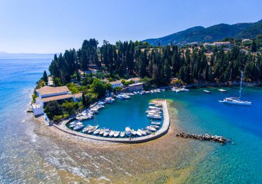 Kouloura eski balıkçı köyü ve Plajı. Corfu (Korfu) Adası, 