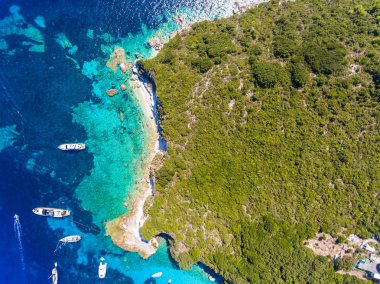Antipaxos Island, Yunanistan, kumlu plaj, içinde yuvalanmış yatlar