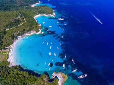 Antipaxos Island, Yunanistan, kumsalı ile insanlar yüzme ve 