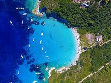 Antipaxos Island, Yunanistan, kumsalı ile insanlar yüzme ve 