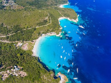 Antipaxos Island, Yunanistan, kumsalı ile insanlar yüzme ve 