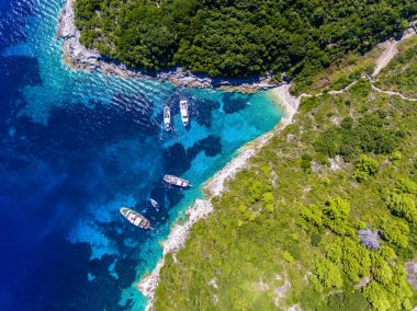 Antipaxos Island, Yunanistan, kumsalı ile insanlar yüzme ve 