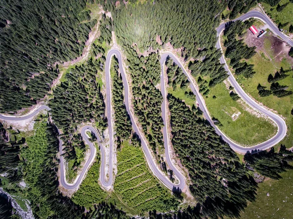 Transalpina kręte górskie drogi wysoko w górach w Tr — Zdjęcie stockowe