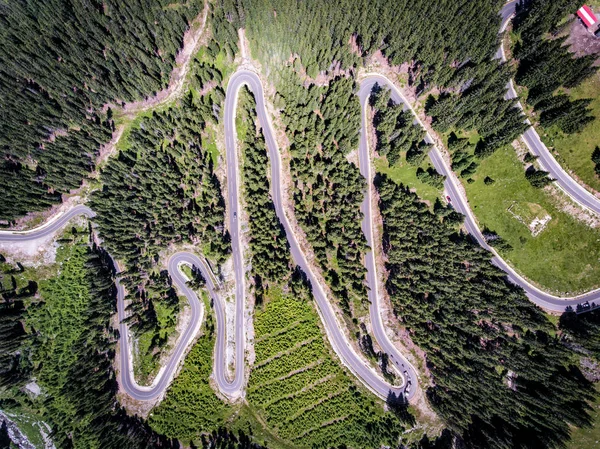 Transalpina estrada de montanha sinuosa no alto das montanhas em Tr — Fotografia de Stock