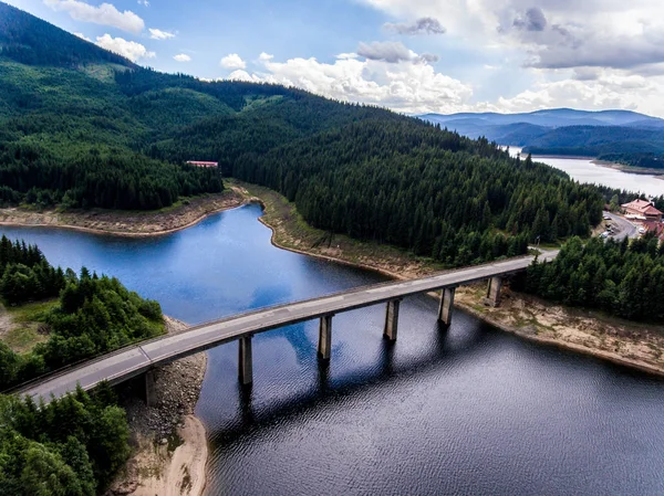 Bron korsar sjön Flygfoto — Stockfoto