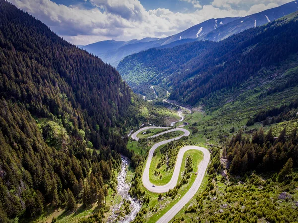 Transfagarasan Roménia sinuosa vista aérea rodoviária — Fotografia de Stock