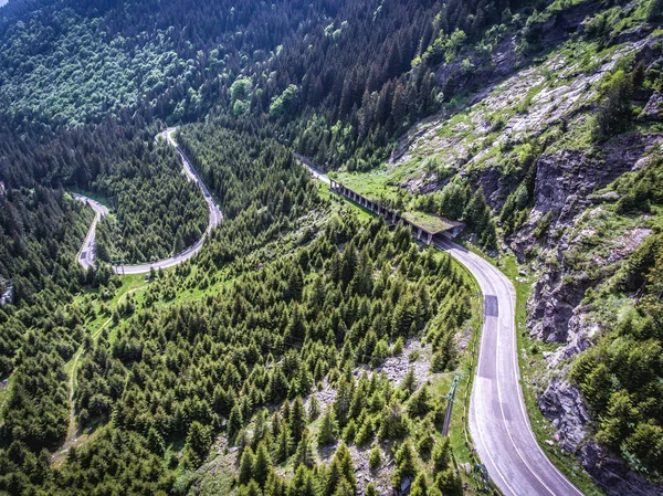 Transfagarasan Rumänien slingrande väg i Karpaterna — Stockfoto