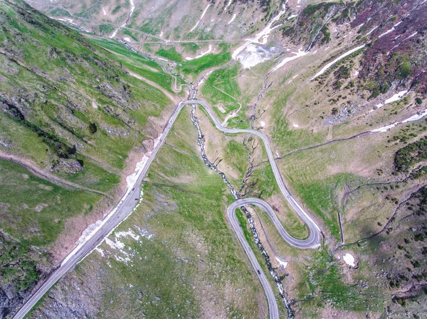 Transfagarasan Romênia curva estrada através das montanhas. Aviação — Fotografia de Stock