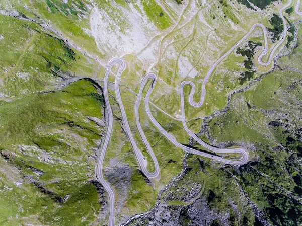 A légi felvétel a Transfagarasan hegyi úton Romániában — Stock Fotó