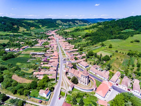 Αεροφωτογραφία της Valea Viilor οχυρωμένη εκκλησία Saxon στο Transylvan — Φωτογραφία Αρχείου