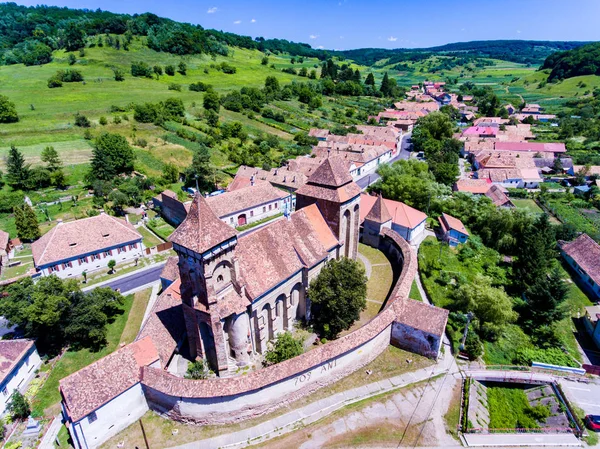 Iglesia sajona en Valea Viilor Transilvania Rumania. Disparo aéreo w — Foto de Stock