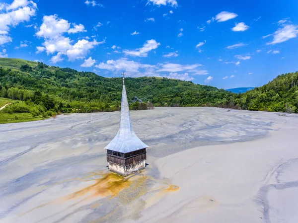 Lac Rosia Montana Geamana et église inondée. Protection de l'environnement — Photo