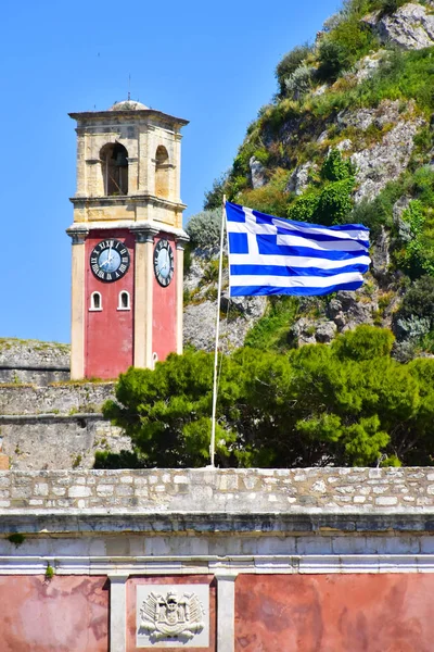 Bandera de Grecia en la antigua ciudad de Corfú Fortaleza Veneciana —  Fotos de Stock