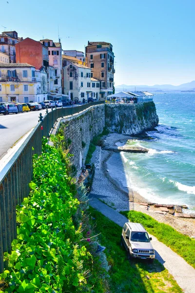 La vieille ville de Corfou avec de hauts murs et des restaurants près de la — Photo