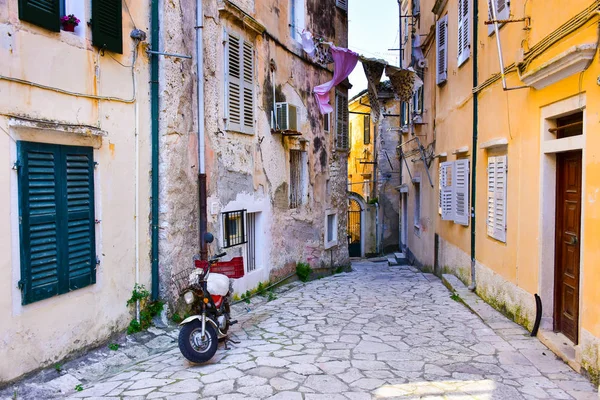Vecchie strade strette della città di Corfù, Kerkyra, Grecia — Foto Stock