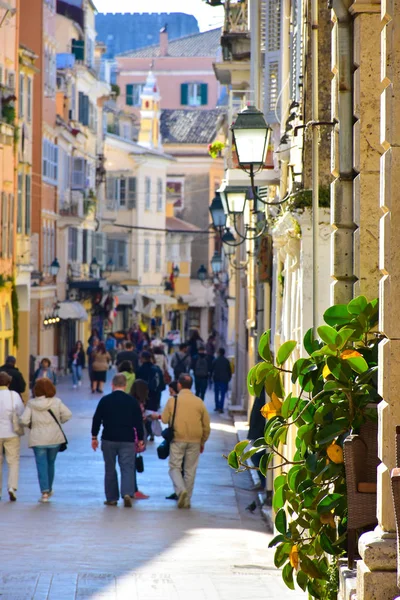 Corf città vecchia strade strette. Turisti che camminano lungo il vecchio ballo — Foto Stock