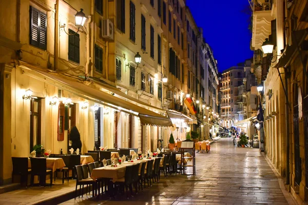 Corfu old town (Kerkyra) város utcáin este éttermek — Stock Fotó