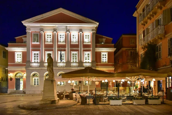 Corfu old town (Kerkyra) város utcáin este éttermek — Stock Fotó