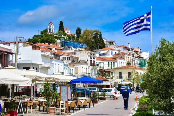 Geleneksel beyaz evler ve Yunan fl Skyathos eski beldesi