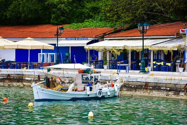 Taberna grega em Skiathos com vista sobre o mar azul — Fotografia de Stock