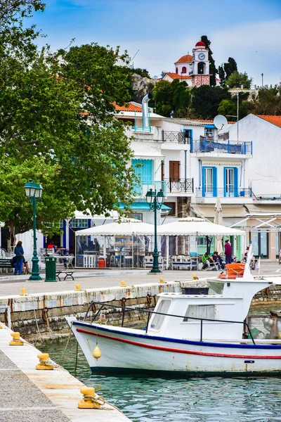 Skiathos stad grekisk taverna vid havet med fiskebåt och blå — Stockfoto