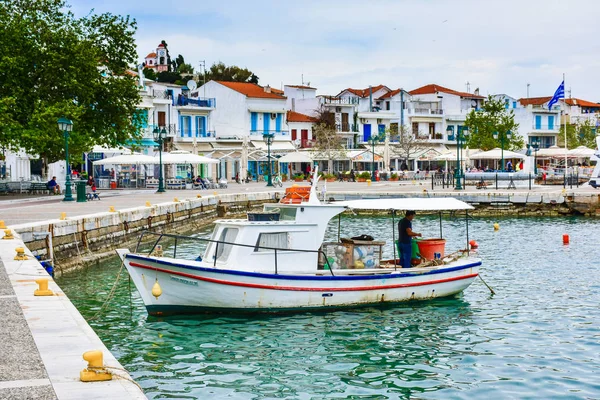 Skiathos cidade grega taberna junto ao mar com barco de pesca e azul — Fotografia de Stock