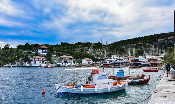Porto grego, barcos de pesca com redes no pescador tradicional — Fotografia de Stock