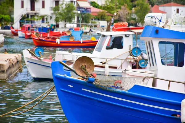 Barcos de pesca com redes na tradicional aldeia de pescadores em — Fotografia de Stock