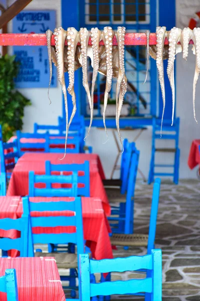 Comida tradicional de taberna griega El pulpo se seca al sol en el v —  Fotos de Stock