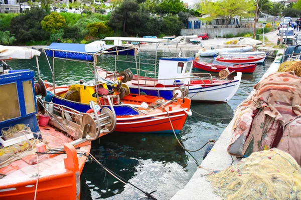 Puerto pesquero tradicional griego con barcos casas blancas por la — Foto de Stock