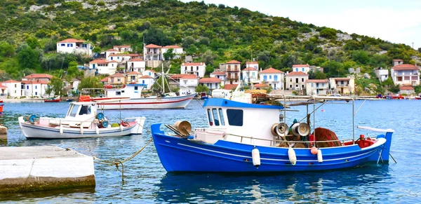 Traditional Greek fishing harbour with boats white houses by the — Stock Photo, Image